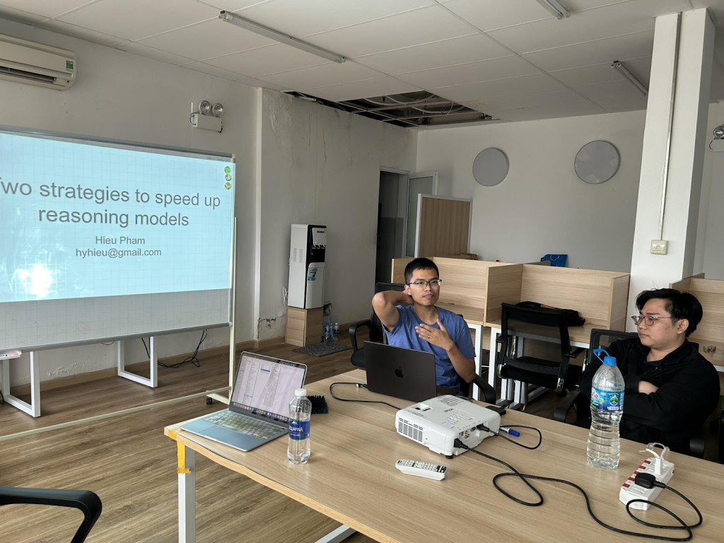 Dr. Phạm Hy Hiếu giving the talk at VNPT Lab.